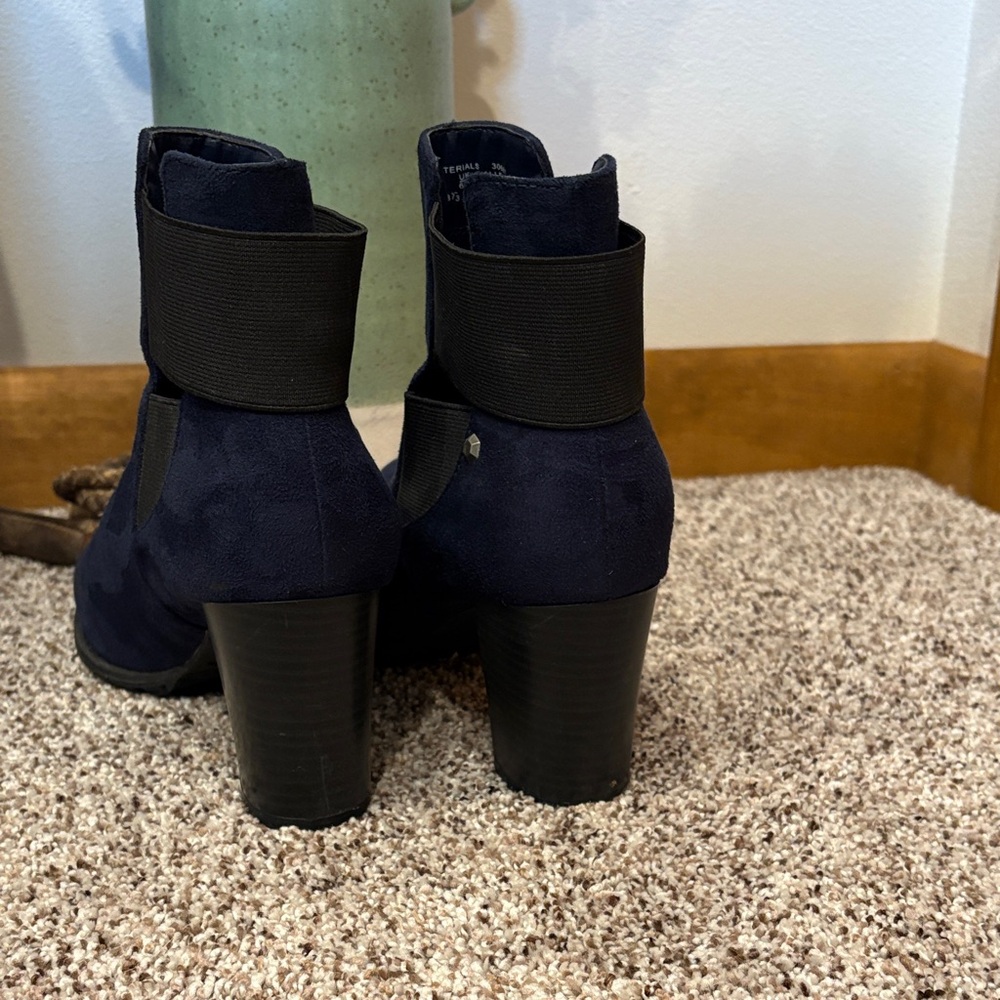 Attention Navy and Black Heeled Booties Size 8 - Picture 8 of 9